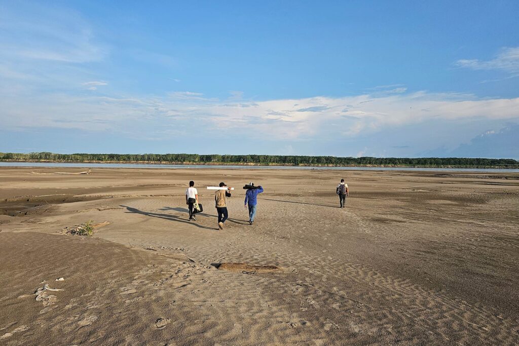 Forest monitors from RFUS and ORPIO walk along the dry bed of the Amazon River near San Augusto, Peru. Photo: Plinio Pizango Hualinga l Rainforest Foundation US