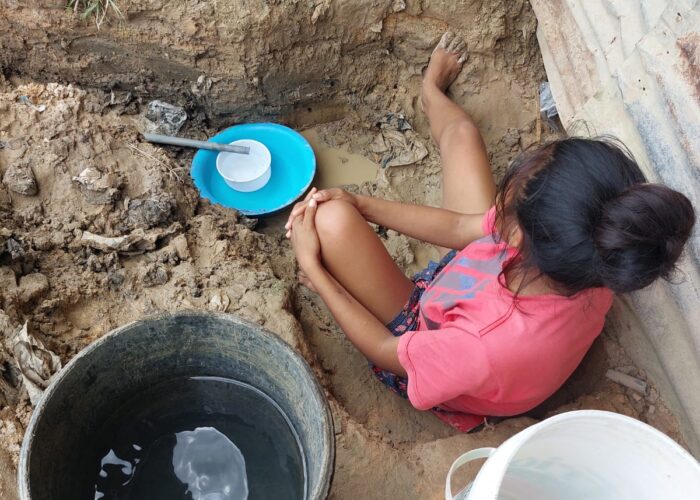 A woman digs in search of water in Belem, Iquitos, in Peru. Photo: José Murayari I ORPIO