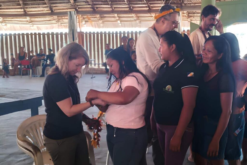Christine Halvorson, RFUS’s Program Director receives a traditional bracelet as a gift from our partners of the Xaary community in the Wai-Wai Indigenous territory, Roraima.