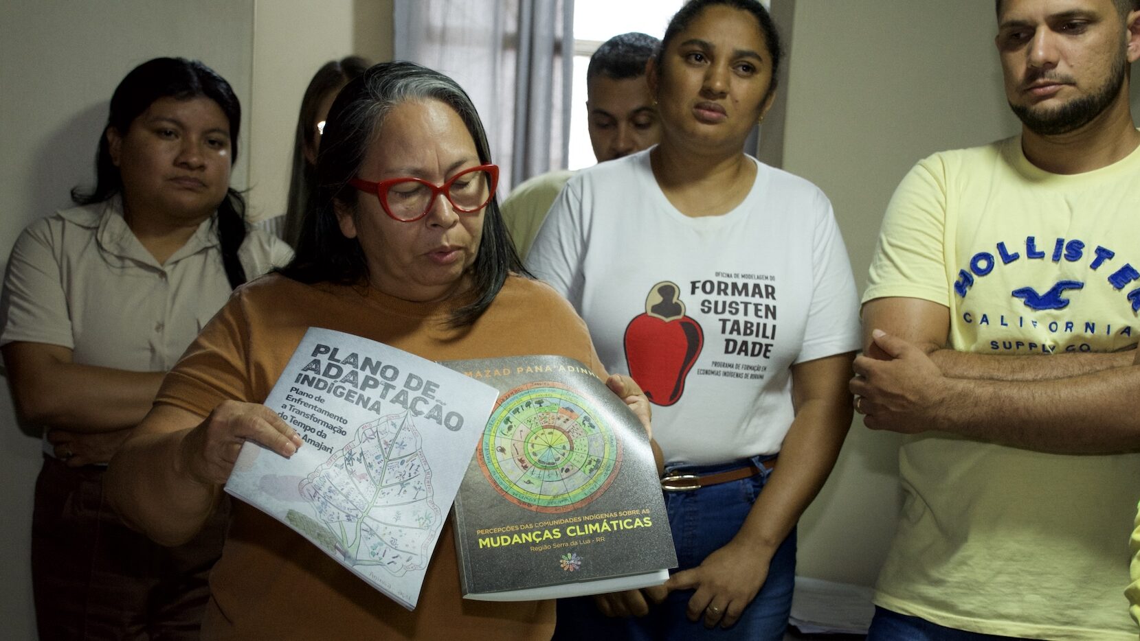 Learning to Live with Fire: Indigenous Organizations Gather in Brazil to Strengthen Climate Resilience Across the Amazon 5 Sineia Wapichana, coordinator of the Territorial and Environmental Management and Climate Change Department at CIR, presents the organization’s Indigenous Adaptation Plans for climate resilience.