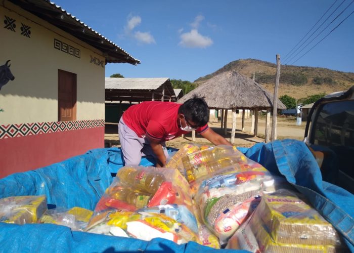Conselho Indígena de Roirama (CIR), a partner organization of Rainforest Foundation US, distributing supplies in Brazil